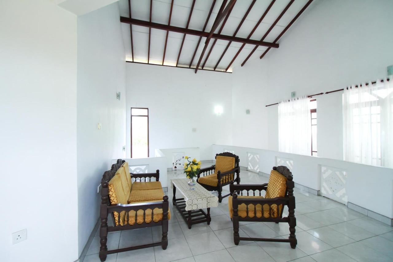 Hotel By The C Uswetakeiyawa Luaran gambar